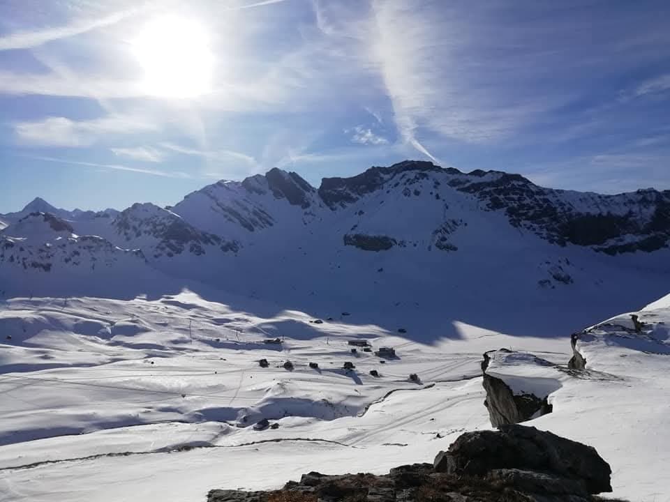 Verschneite Berggipfel im Sonnenschein