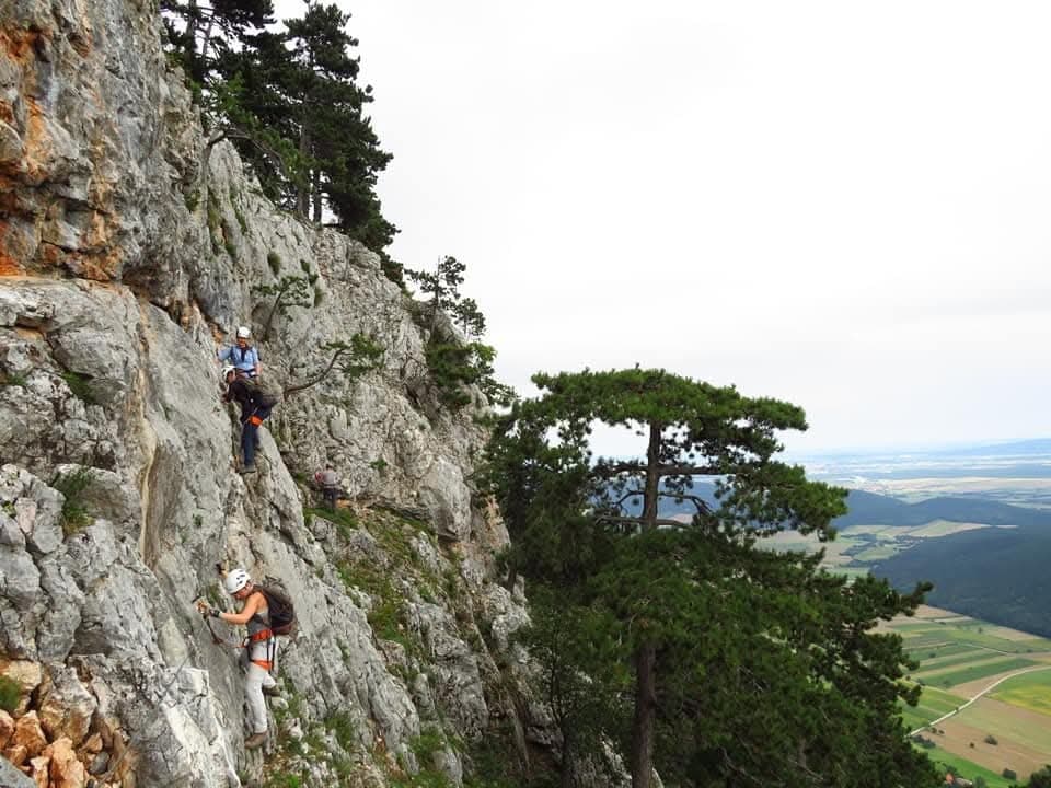 Yoga-Übende auf einem verschneiten Bergplateau
